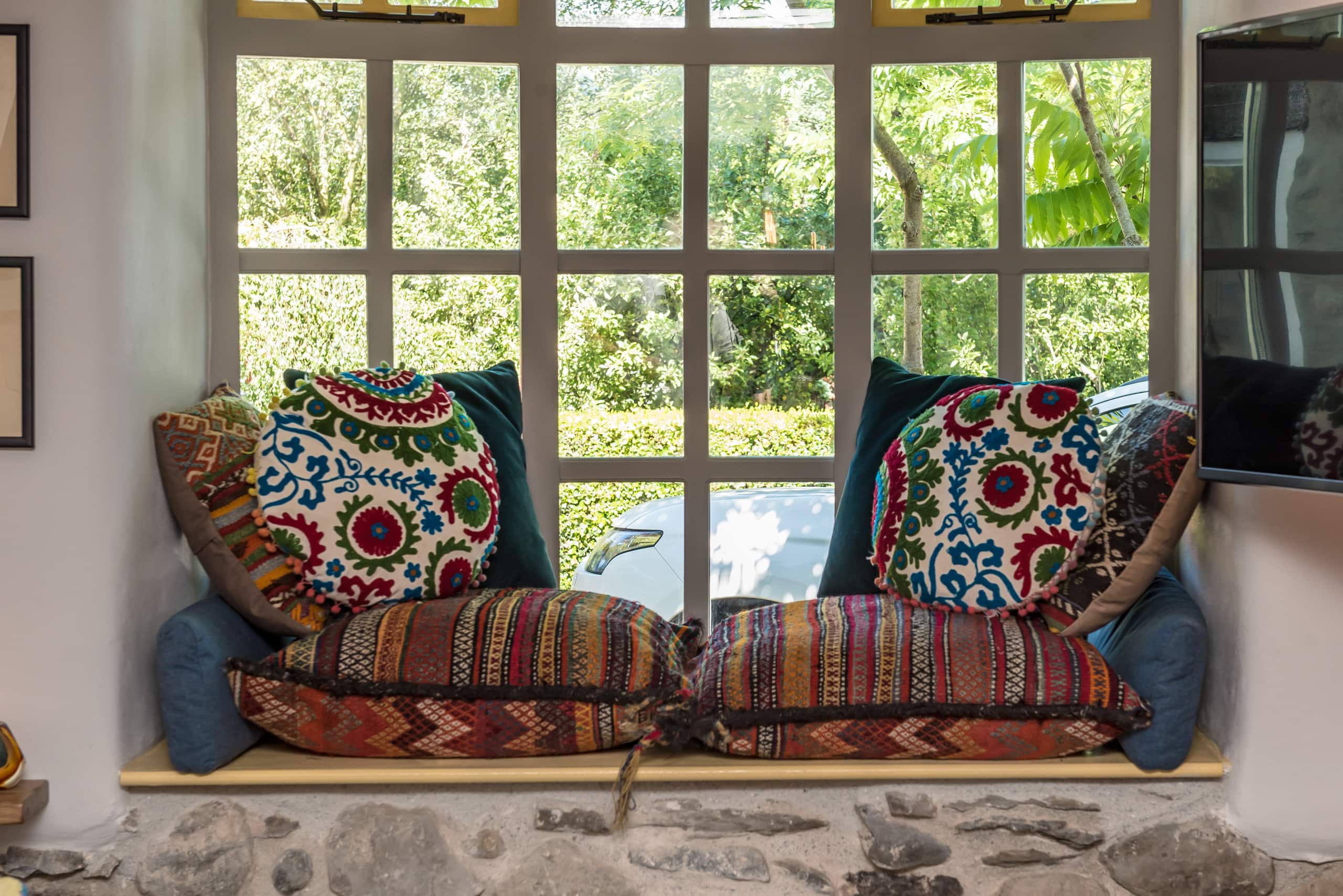 Living room window seat at Apple Tree Cottage, North Wales